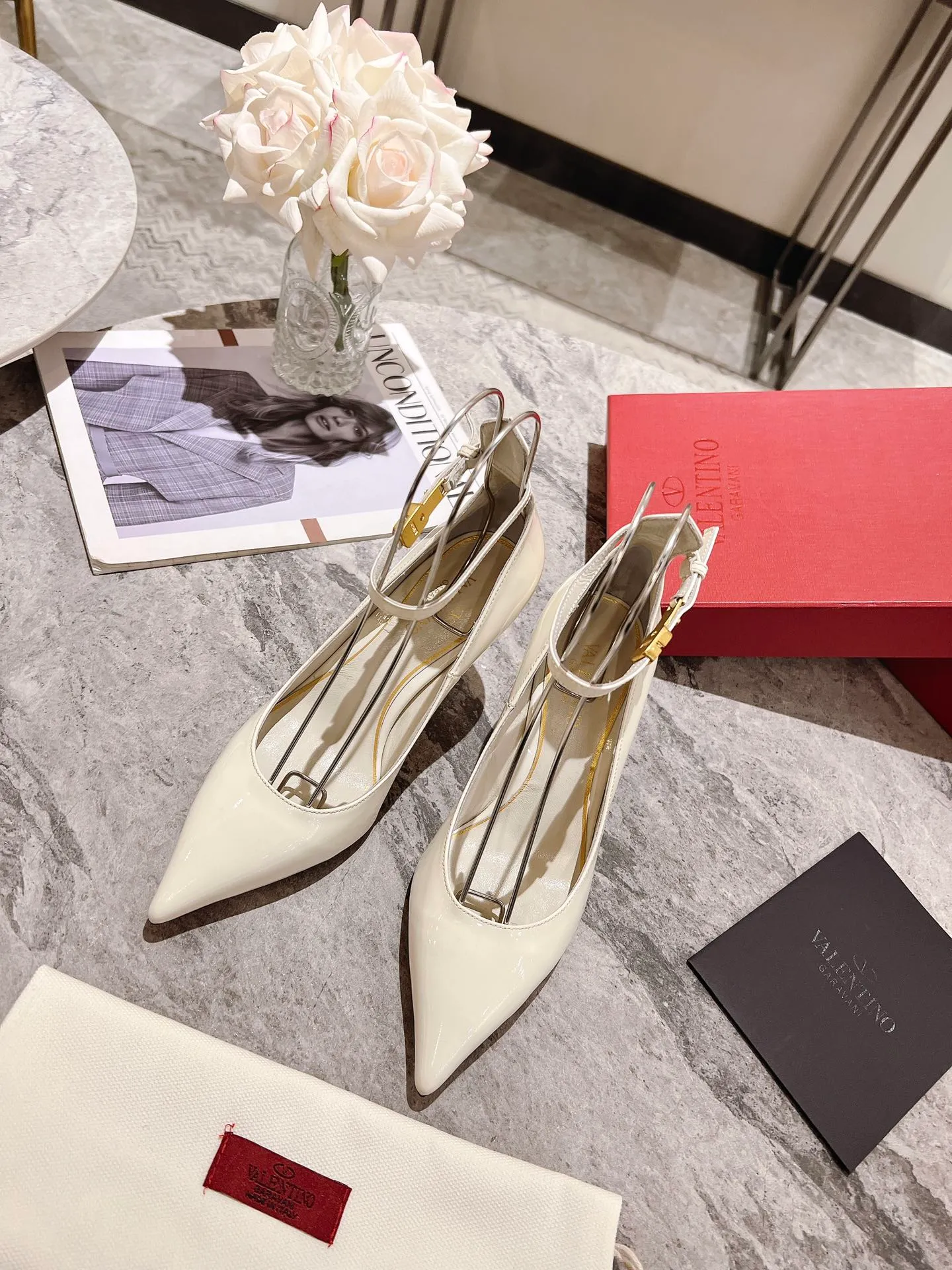 👟👟Ex-factory price 440👟👟 Genuine leather sole +40 Top version 𝑉𝐴𝐿𝐸𝑁𝑇𝐼𝑁𝑂 Valentino new spring and summer women's 6⃣️color patent leather shoes. Unique (small V-label buckle) hardware brings out a full sense of high-end, and the new season will live up to expectations! Worth buying ★ Qipi is absolutely high-grade ❥Original method, absolutely sensual ❥Elegant style, creating a different feeling, simple and elegant style!  Code number: 35-41 (34-42 customized) Fabric: Imported patent leather Lining: Sheepskin lining Heel height: 7cm-10cm2⃣️Various heel height options Leather outsole Rubber outsole